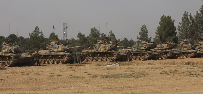 I carri armati turchi penetrano in Siria 1