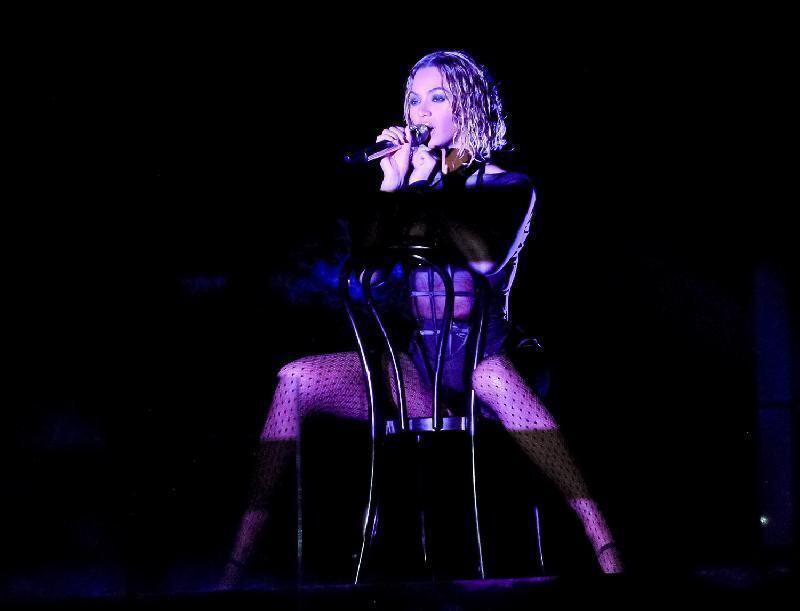 Khloé Kardashian sfida Beyoncé a suon di Lato B 16