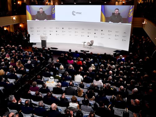 Zelensky: "Il Golia russo? Può perdere entro l'anno". Macron e Scholz con Kiev
