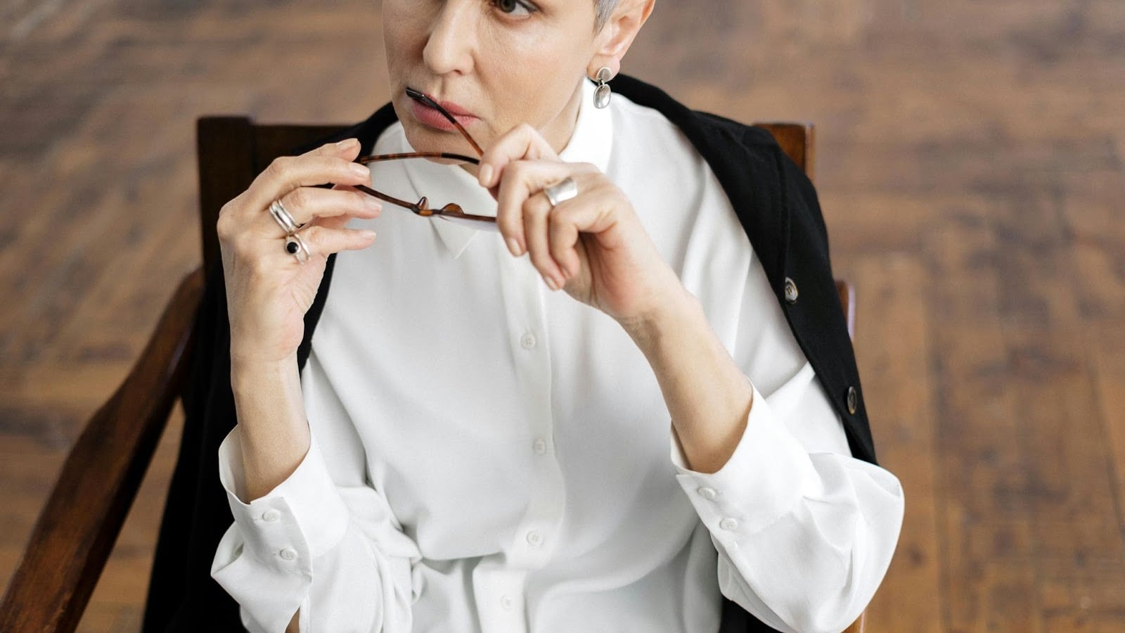 Camicia oversize, da casual a elegante: gli abbinamenti che funzionano sempre