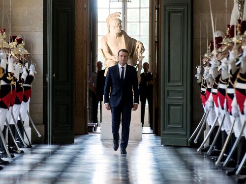 Macron fa il furbo e ci molla gli immigrati