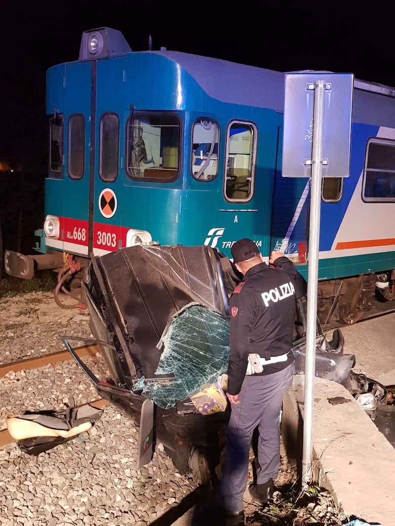 Treno in corsa travolge auto bloccata sui binari. Muore anziana, il marito ferito è indagato per omicidio colposo 4