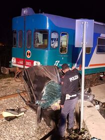 Treno in corsa travolge auto bloccata sui binari. Muore anziana, il marito ferito è indagato per omicidio colposo 4