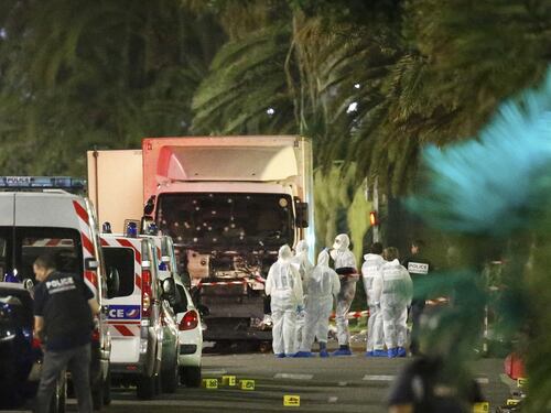 Attentato a Nizza, camion uccide 84 persone