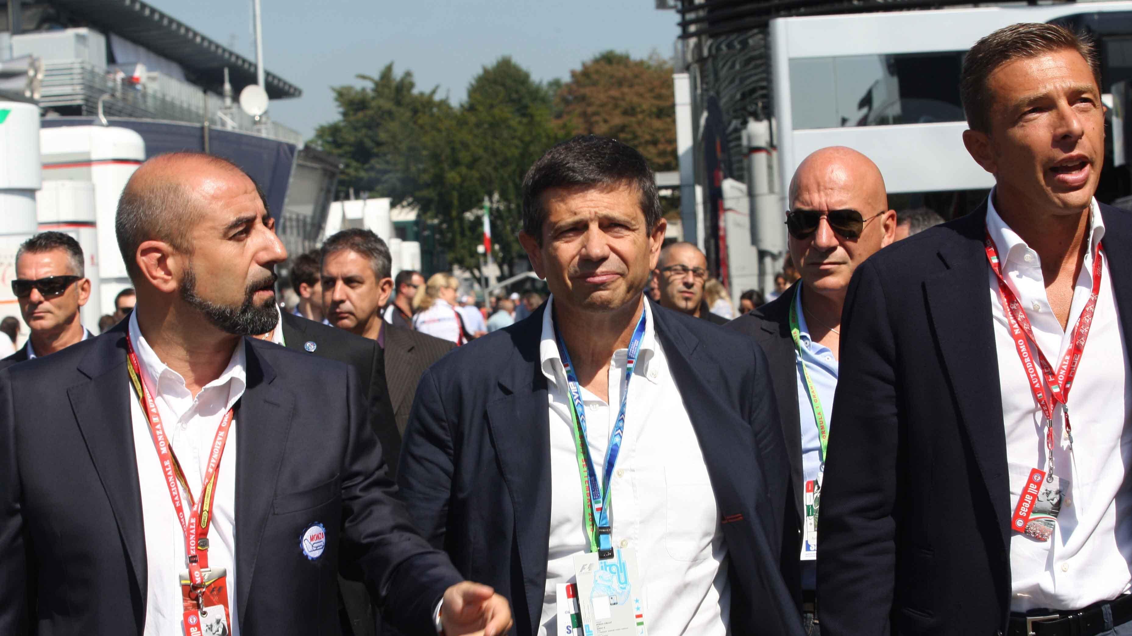 L'unica sfumatura rossa sul podio è il ministro Boschi che dà i premi