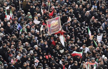 Teheran, milioni di persone ai funerali di Soleimani 3
