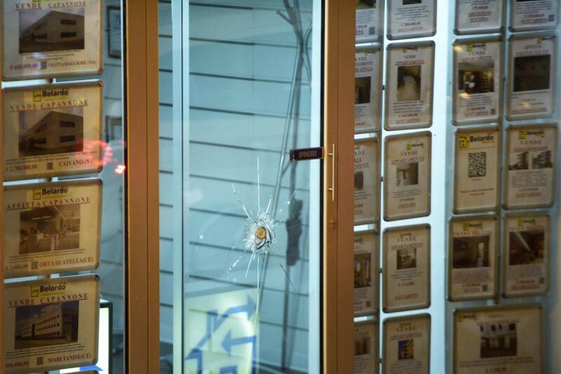 Rapina nel Napoletano, gioielliere uccide uno dei malviventi 6