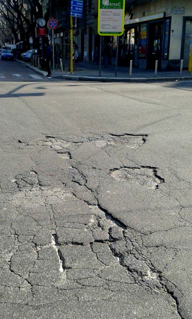 Piazza Napoli, nel bel mezzo dell'incrocio tra la Circonvallazione e Giambellino-Solari
