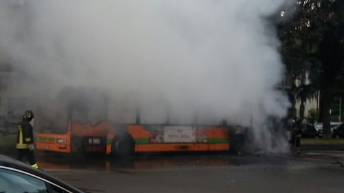 Milano, un bus in fiamme in via Rombon 16