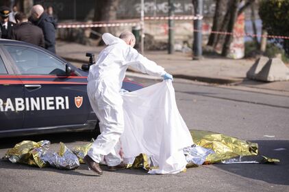 Le immagini dell'omicidio in corso San Maurizio 4