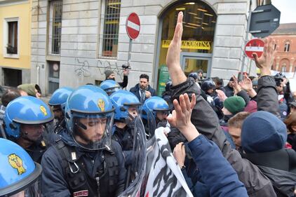 Scontri tra studenti e forze dell'ordine alla Statale di Milano 6