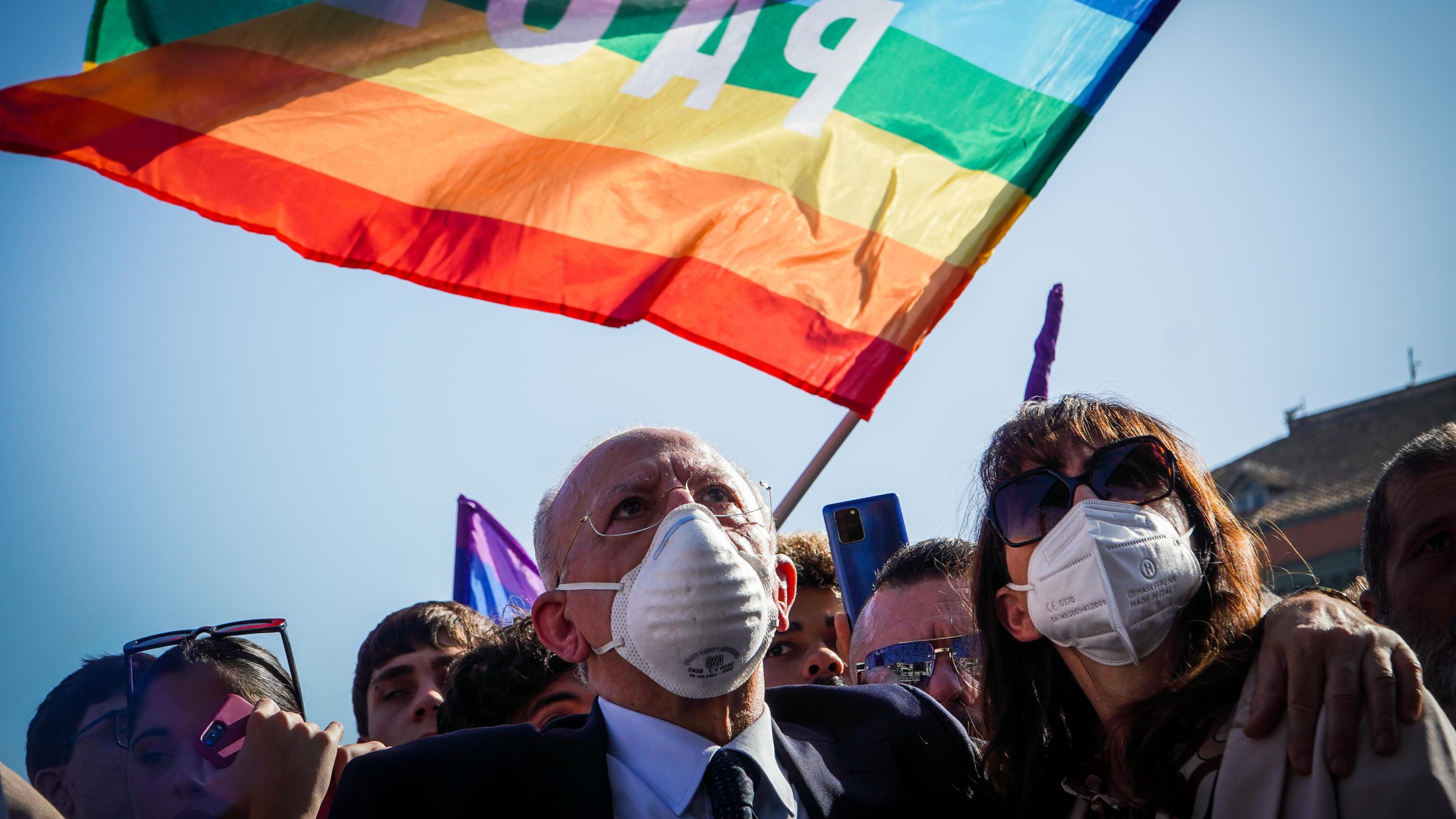 La manifestazione per il disarmo di De Luca coi soldi pubblici