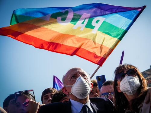 La manifestazione per il disarmo di De Luca coi soldi pubblici