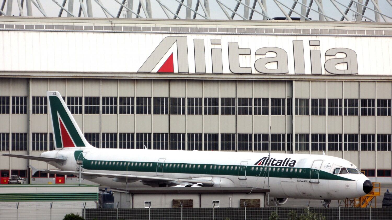 Tria sconfessa Di Maio sul piano per Alitalia «Al Tesoro decido io»
