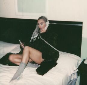 Kim Kardashian, seno e perizoma in mostra su Instagram 4