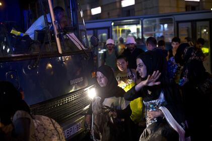 Migliaia di migranti da Budapest a Vienna in autobus 8