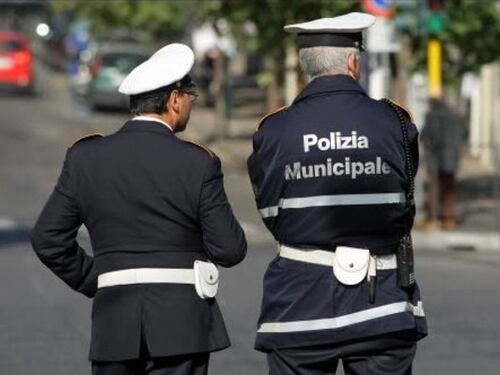 Genova, 50enne blocca bus con l’auto, poi botte e morsi a due agenti