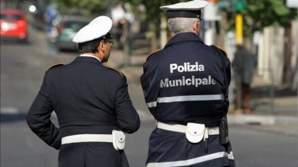 Genova, 50enne blocca bus con l’auto, poi botte e morsi a due agenti