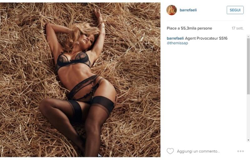 Bar Refaeli, una futura mamma social 12