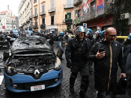 Guerriglia a Napoli, scontri con gli ultrà dell'Eintracht: in fiamme auto della polizia