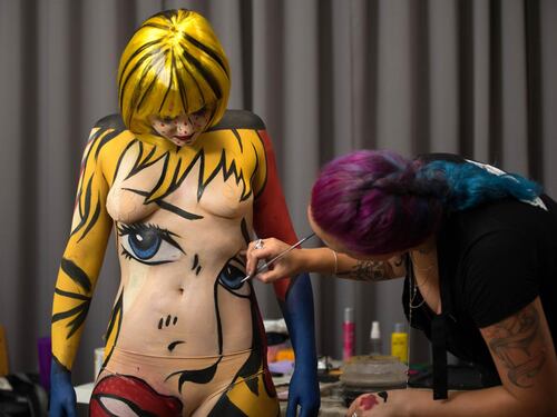 A Londra tele umane per promuovere l'arte