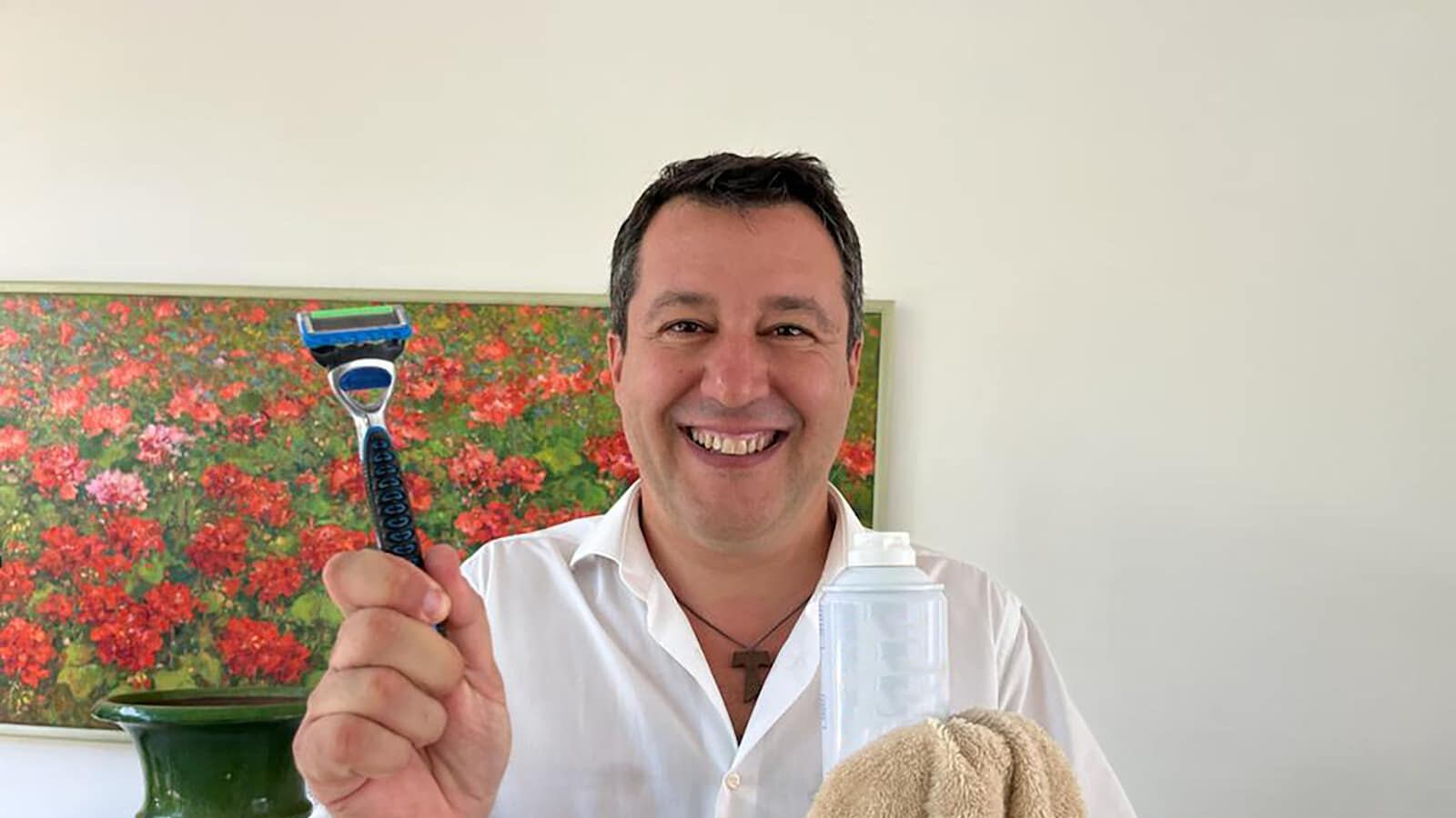 "Glielo avevo promesso". Il simpatico omaggio di Salvini a Berlusconi