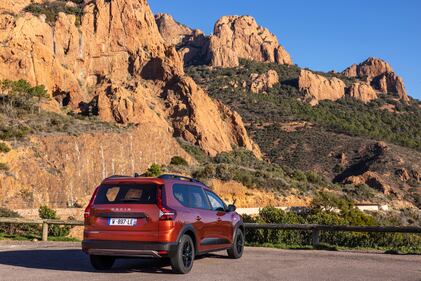 Dacia Jogger Hybrid 140: guarda la gallery del crossover ibrido multispazio 3