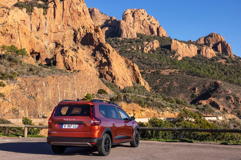 Dacia Jogger Hybrid 140: guarda la gallery del crossover ibrido multispazio 3