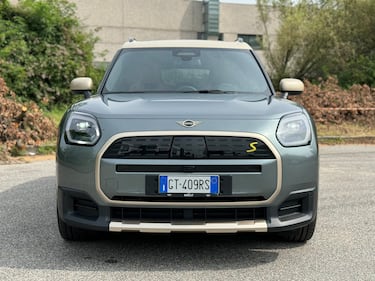 MINI Countryman SE ALL4: guarda la gallery del crossover elettrico da 313 CV 4