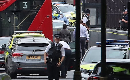 Londra, auto contro il parlamento 12