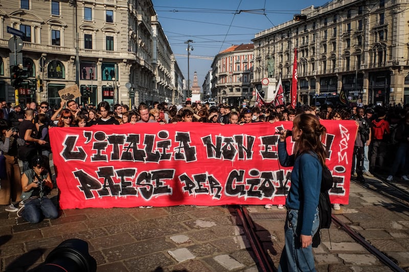 Corteo studentesco, a Milano la protesta contro Draghi e Meloni 6