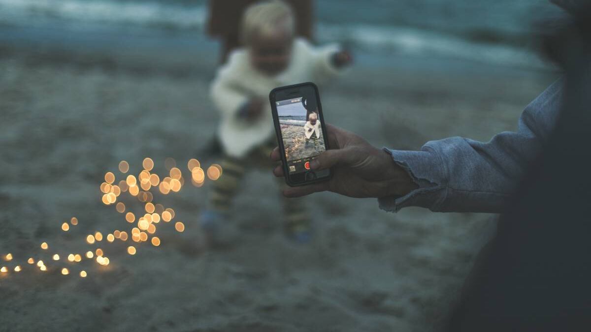 Pubblica sui social le foto del figlio senza il consenso della madre: il giudice ordina la cancellazione