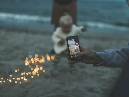 Pubblica sui social le foto del figlio senza il consenso della madre: il giudice ordina la cancellazione