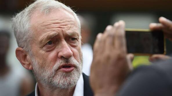 Corbyn e l'altra Brexit: così la May può cadere