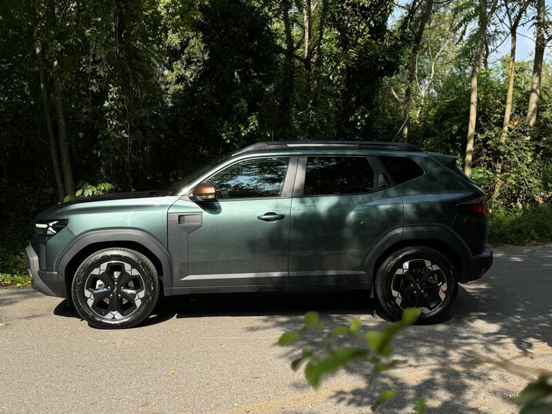 Dacia Duster Hybrid 2024: guarda la gallery del SUV con consumi da citycar 9