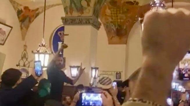 Cori fascisti e saluti romani: il ritrovo dei tifosi biancocelesti nella birreria cara ad Hitler