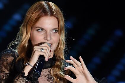 Sanremo 2017, gli outfit sexy della seconda serata 36
