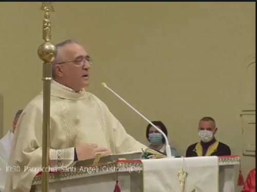 "Bevete vino, gli astemi non vanno in paradiso". L'omelia ironica a Natale