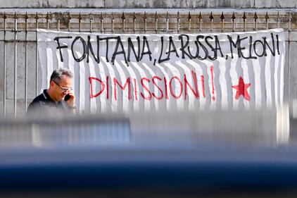 Napoli, il flash mob contro La Russa, Fontana e Meloni 1