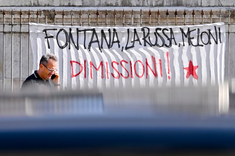 Napoli, il flash mob contro La Russa, Fontana e Meloni 1
