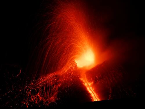 Dieci feriti nell'esplosione di un cratere dell'Etna