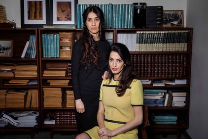 Amal Clooney con il "pancino" all'evento contro l'Isis 48