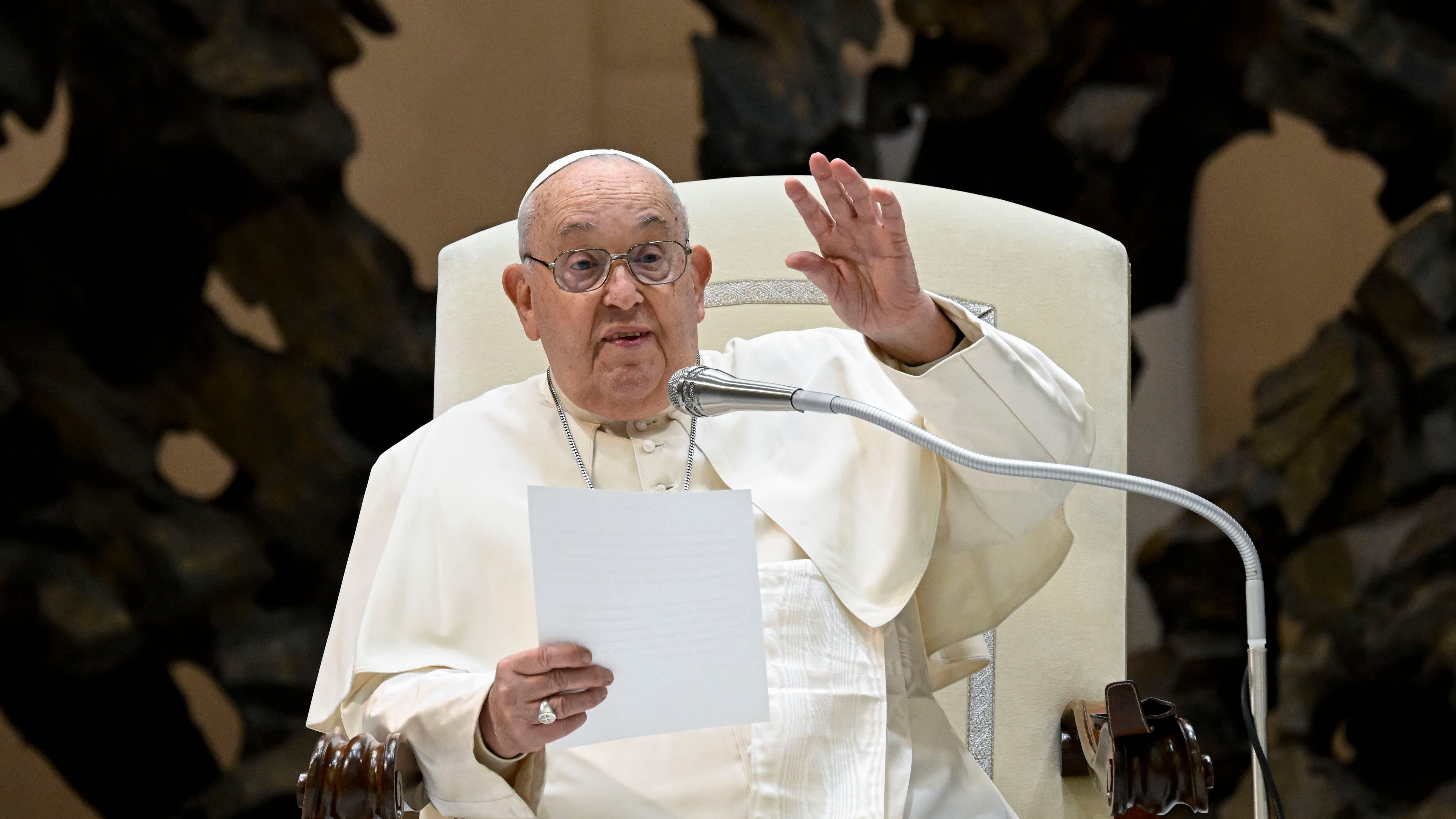 Papa Francesco contro la cancel culture: "Non tollera differenze, porta avanti ideologie che dividono"
