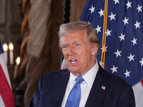 Gli Usa bombardano le roccaforti dell'Isis. Trump contro Ankara: "Un'operazione ostile"