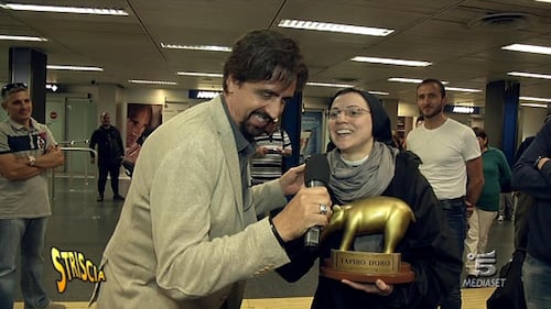 Suor Cristina riceve il primo Tapiro d'Oro da Striscia la notizia