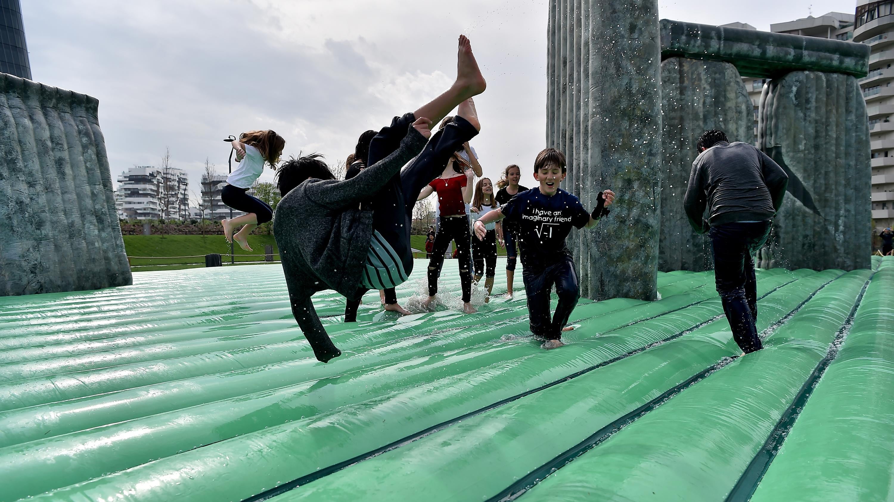 La Stonehenge gonfiabile all'ombra dei grattacieli. La moda dell'arte fast food