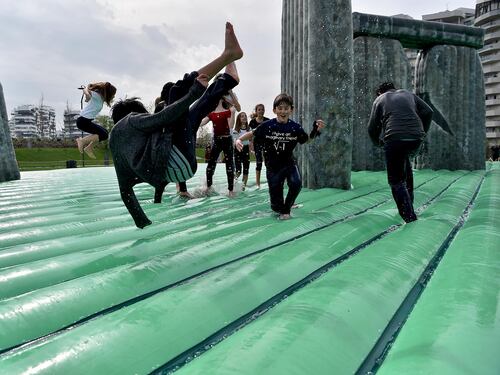 La Stonehenge gonfiabile all'ombra dei grattacieli. La moda dell'arte fast food
