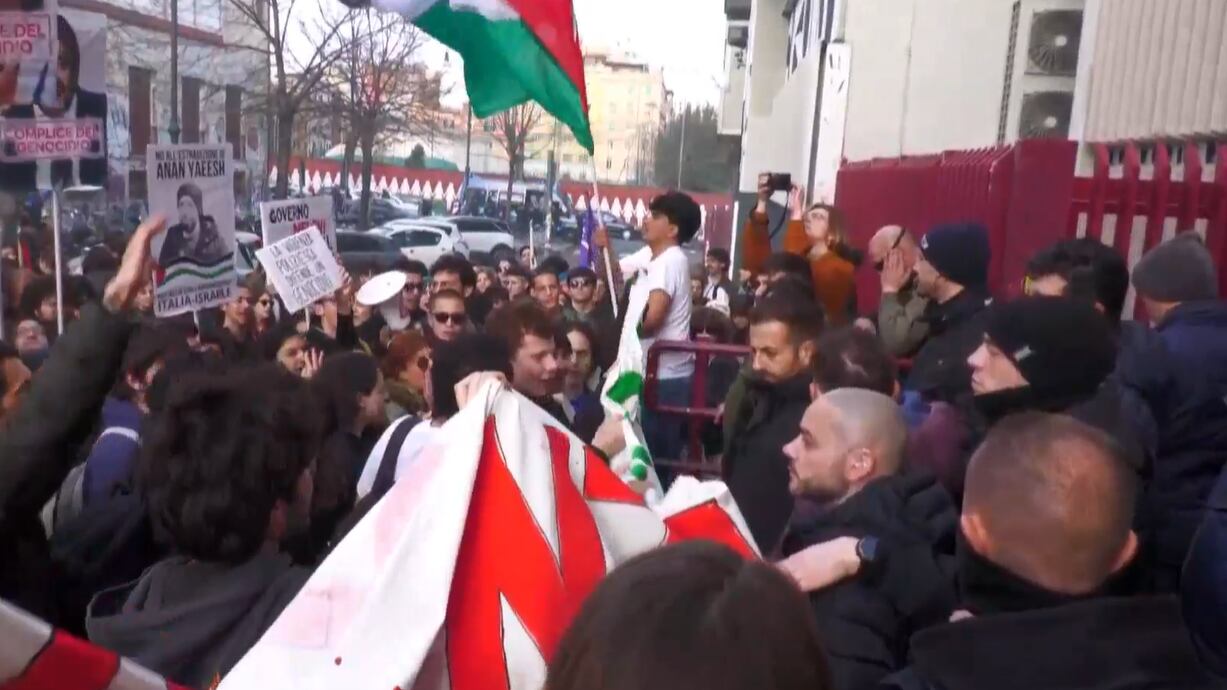 "Fateci entrare...". Blitz a La Sapienza, i collettivi rossi forzano il blocco