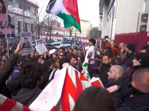 "Fateci entrare...". Blitz a La Sapienza, i collettivi rossi forzano il blocco