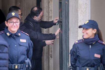 Raid vandalico contro Palazzo Chigi: la scritta rossa sul portone 4